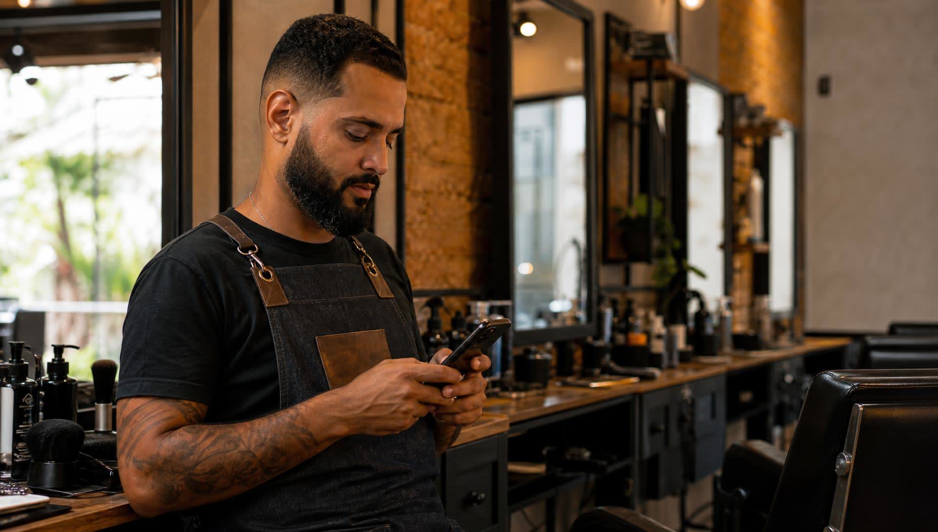Barbeiro atendendo um cliente, empreendedora em seu ateliê e criador de conteúdo trabalhando com celular e laptop